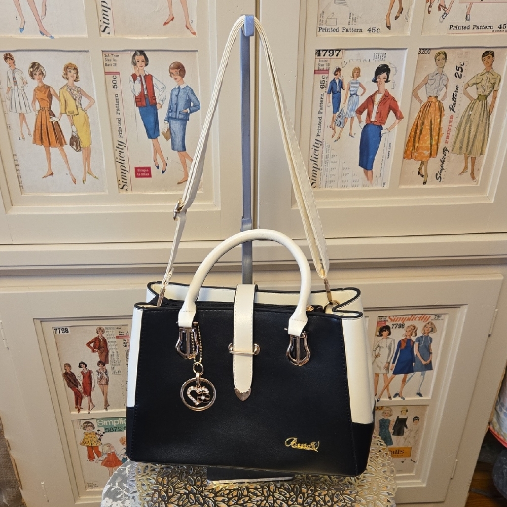 NWOT Besto V black and cream bag